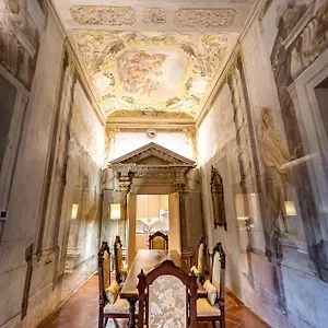 Yid Luxury Near Ponte Vecchio , Florence Italy